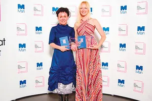 Bà Olga Tokarczuk (trái) và dịch giả Jennifer Croft