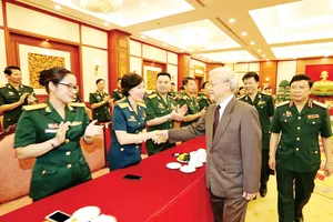 Tổng Bí thư Nguyễn Phú Trọng, Bí thư Quân ủy Trung ương với các đại biểu Công đoàn Quân đội. Ảnh: TTXVN