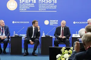 Tổng thống Pháp Macron (thứ 2 từ trái sang) và Tổng thống Nga Putin (thứ 3 từ trái sang) tại Diễn đàn Kinh tế quốc tế St. Petersburg năm 2018