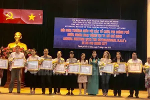 Các tập thể nhận Bằng khen của UBND TP đã tích cực tham gia các hoạt động từ thiện nhân đạo trong nhiều năm liền. Ảnh: THANHUYTPHCM.VN