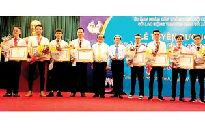 10 thí sinh của TPHCM đoạt Huy chương vàng trong Kỳ thi tay nghề quốc gia năm 2018 nhận bằng khen của UBND TPHCM