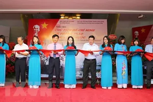 Các đại biểu cắt băng khai mạc triển lãm. Ảnh: TTXVN
