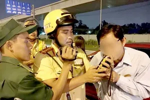 CSGT kiểm tra đo nồng độ cồn với người lái xe