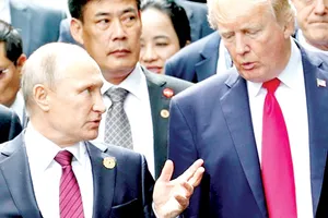 Tổng thống Nga Vladimir Putin và Tổng thống Mỹ  Donald Trump bên lề Hội nghị cấp cao APEC tại Đà Nẵng tháng 11-2017. Ảnh: Sputnik