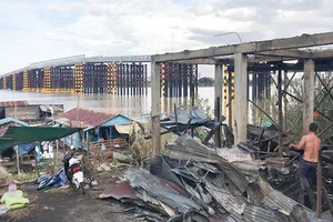 Thăm hỏi, động viên các gia đình gốc Việt tại Campuchia bị hỏa hoạn