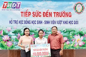 Ông Ngô Thanh Trí - Phó Giám đốc Công ty TNHH MTV Xổ số kiến thiết tỉnh Đồng Tháp trao suất học bổng cho em Nguyễn Thị Kim Thùy