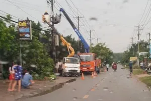 Nổ bình điện, 2 người bị thương