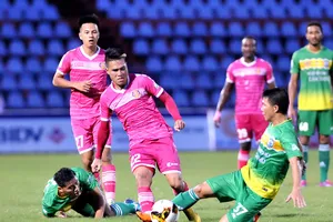 Quốc Long (22, TP Hồ Chí Minh) đi bóng trước hàng phòng ngự XSKT Cần Thơ. Ảnh: NGUYỄN NHÂN