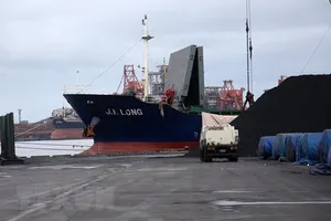Tàu chở hàng Jin Long bị nghi vận chuyển than đá trái phép của Triều Tiên tới Hàn Quốc tại một cảng ở Pohan, cách thủ đô Seoul 374 km về phía đông nam ngày 7-8. Ảnh: YONHAP/TTXVN