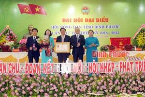 Thừa ủy quyền của Chủ tịch nước, Phó Bí thư Thường trực Tỉnh ủy Bình Phước Trần Tuệ Hiền tặng Huân chương Lao động hạng Nhất cho Hội Nông dân tỉnh Bình Phước. Ảnh: Báo Bình Phước