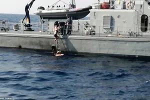 Rơi xuống biển 10 giờ vẫn sống