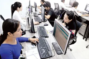 Các bạn trẻ làm việc tại không gian khởi nghiệp cho thanh niên thành phố. Ảnh: Cao Thăng