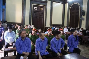 Các cựu lãnh đạo Trustbank trong một phiên toà ở TP.HCM. Ảnh: Intonet