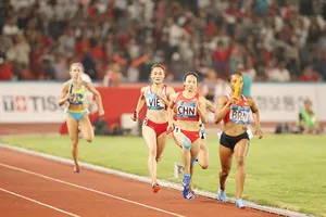 Quách Thị Lan (7) cùng đồng đội đoạt HCĐ nội dung 4x400m nữ