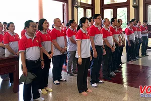 Đoàn cán bộ công đoàn và kỹ sư công nhân TP tại khu lưu niệm Bác Tôn. Ảnh: VOH