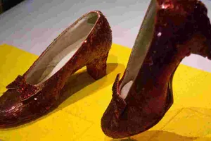 Tìm thấy đôi giày huyền thoại trong phim Phù thủy xứ Oz