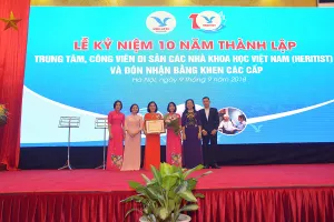 Bộ Văn hóa, Thể thao và Du lịch trao Bằng khen tặng Trung tâm Di sản các nhà khoa học Việt Nam và công viên Di sản các nhà khoa học Việt Nam. Ảnh: Dangcongsan.vn