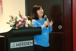 Bà Wai San Siew, Giám đốc đào tạo ICAEW khu vực Đông Nam Á trao đổi với sinh viên tại buổi giới thiệu chương trình ngày 7-9 tại TPHCM