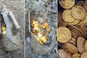 Phát hiện hũ chứa đồng xu vàng dưới tầng hầm nhà hát