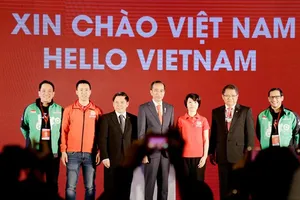 Tổng thống Indonesia Joko Widodo (đứng giữa) và các đại biểu tại lễ ra mắt. Ảnh: Quân đội Nhân dân