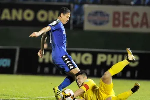 Tiền đạo Anh Đức trong pha đối mặt với thủ môn Than Quảng Ninh. Ảnh: NGUYỄN NHÂN