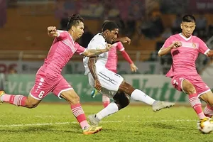 CLB TP Hồ Chí Minh (áo trắng) trong trận thắng CLB Sài Gòn 2 - 1 ở lượt đi. Ảnh: DŨNG PHƯƠNG