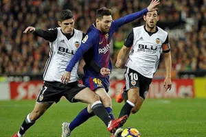 Messi (giữa) trong cuộc đối đầu với Valencia trước đây