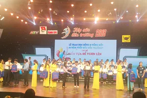 Trao học bổng “Tiếp sức đến trường” khu vực Đông Nam Bộ: 187 tân sinh viên được “tiếp lửa”