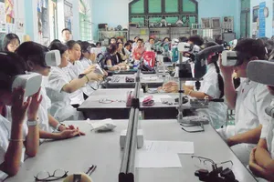 Một tiết học tại phòng học STEM với kính thực tế ảo  của học sinh khối 7 Trường THCS Lê Quý Đôn (quận 3)