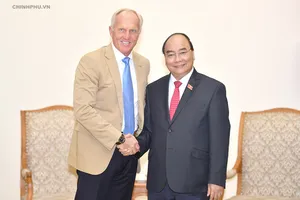 Thủ tướng Nguyễn Xuân Phúc tiếp ông Greg Norman, Đại sứ du lịch Việt Nam. Ảnh: VGP