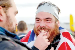 Người đầu tiên bơi vòng quanh nước Anh