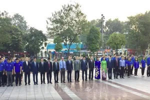 Lãnh đạo Thành phố Hà Nội dâng hoa tưởng niệm tại Tượng đài V.I.Lenin. Ảnh: TTXVN