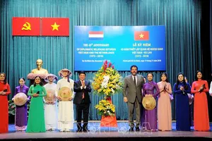 Phó Chủ tịch UBND TPHCM Huỳnh Cách Mạng và Tổng lãnh sự Vương quốc Hà Lan tại TPHCM Carel Richter tặng hoa các nghệ sỹ biểu diễn tại buổi lễ. Ảnh: TTXVN