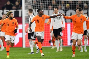 Q. Promes (số 9) sau khi ghi bàn rút ngắn tỷ số xuống 1 - 2 cho tuyển Hà Lan.