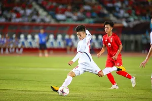 Quang Hải tung cú sút trước hàng phòng ngự Myanmar. Ảnh: MINH HOÀNG