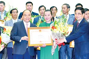 Thủ tướng trao bằng khen, tôn vinh các tổ chức, cá nhân có thành tích xuất sắc