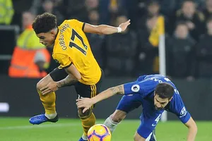 Morgan Gibbs-White (17, Wolverhampton) vượt qua Fabregas của Chelsea. Ảnh: AP