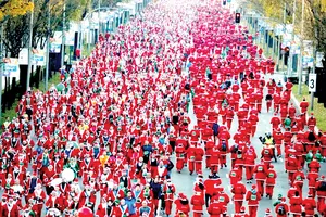 7.000 ông già Noel thi chạy từ thiện