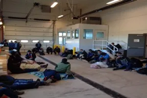 Người di cư trong trại ở bang New Mexico, nơi bé gái 7 tuổi người Guatemala Jakelin Caal Maquin đã bị giam giữ cùng cha sau khi vượt biên giới từ Mexico vào Mỹ. Ảnh do Hải quan và Biên phòng Mỹ (CBP) công bố.