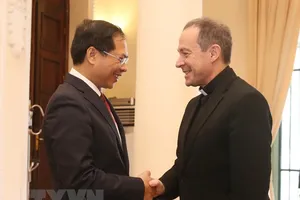 Thứ trưởng Thường trực Bộ Ngoại giao Bùi Thanh Sơn đón Thứ trưởng Bộ Ngoại giao Tòa thánh Vatican Antonie Camilleri. Ảnh: TTXVN