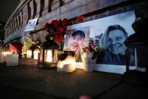 Hoa và nến tưởng niệm 2 nạn nhân Louisa Vesterager Jespersen và Maren Ueland tại Quảng trường Tòa Thị chính ở Copenhagen, Đan Mạch, ngày 28-12-2018. Ảnh: REUTERS