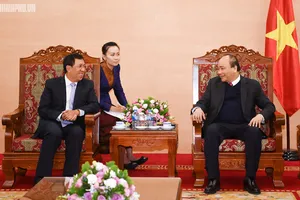Thủ tướng Nguyễn Xuân Phúc tiếp Thống đốc Ngân hàng CHDCND Lào Sonexay Sitphayxay. Ảnh: VGP