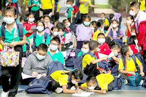 Học sinh ở Bangkok, Thái Lan phải đeo khẩu trang chống bụi để học tập