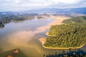 Hồ Pá Khoang, nơi có đảo Đào Hoa nhìn từ trên cao. 