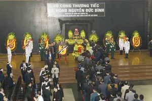 Đoàn đại biểu Hội đồng Lý luận Trung ương viếng đồng chí Nguyễn Đức Bình. Ảnh: TTXVN