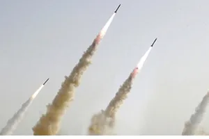 Iran ra mắt tên lửa hành trình mới