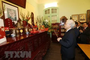 Tổng Bí thư, Chủ tịch nước Nguyễn Phú Trọng thắp hương tưởng niệm nguyên Tổng Bí thư Lê Duẩn. Ảnh: TTXVN