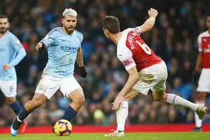S.Aguero đi bóng trước Koscielny của Arsenal.