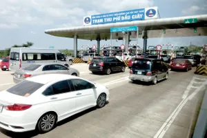 Các dòng xe chờ qua Trạm thu phí Dầu Giây. Ảnh: HOÀNG HÙNG  ​