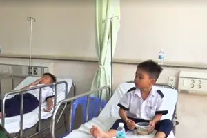 Các học sinh nghi bị ngộ độc được điều trị tại Bệnh viện Bà Rịa. Ảnh: VTV News